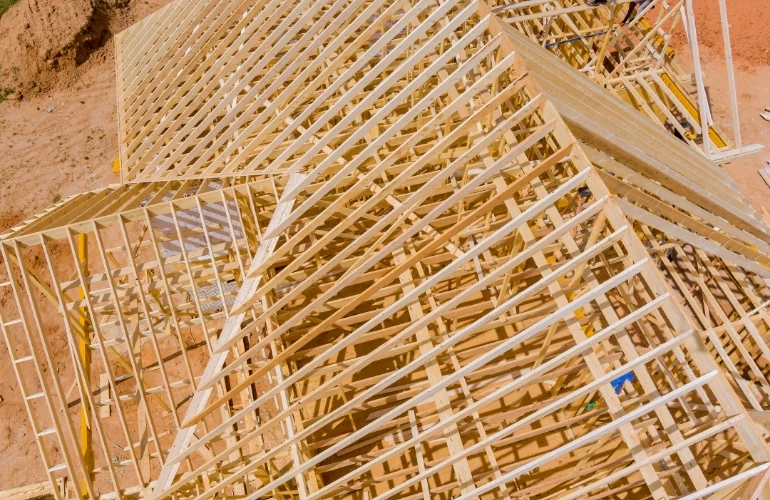 widok na konstrukcje dachu z drewna