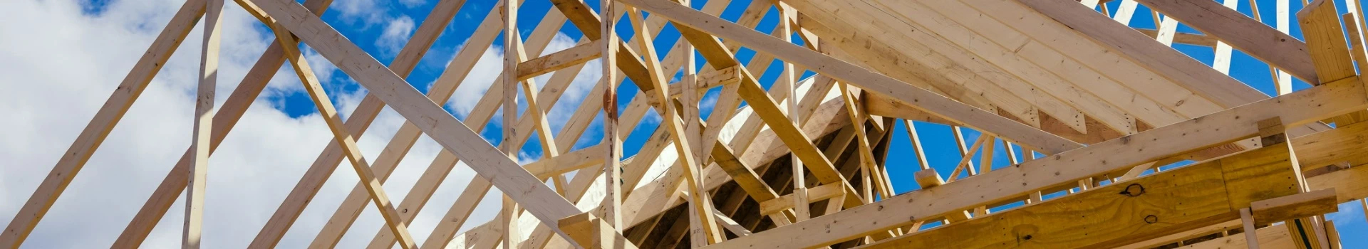 widok na konstrukcje dachu z drewna